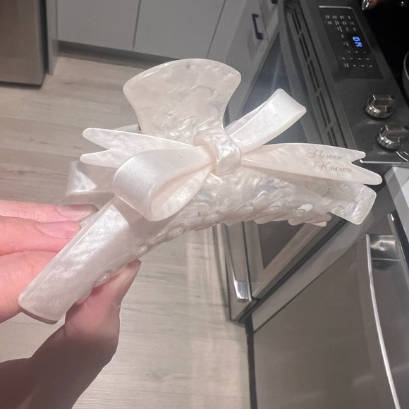 Flower Knows Accessories - Floral Knows Pearlized Bow Hair Claw Clip Ivory Large Hair Clip Romantic NEW